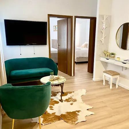 Golden Apartment Split