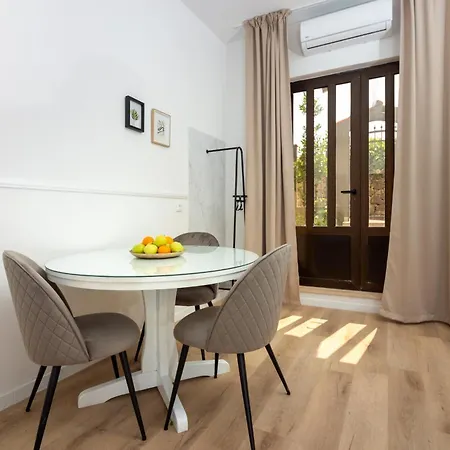 Golden Apartment Split