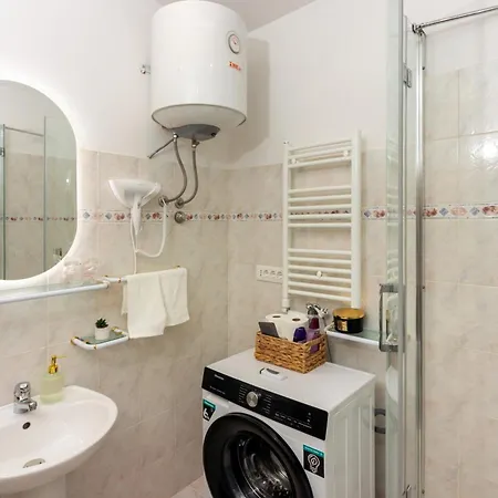 Golden Apartment Split